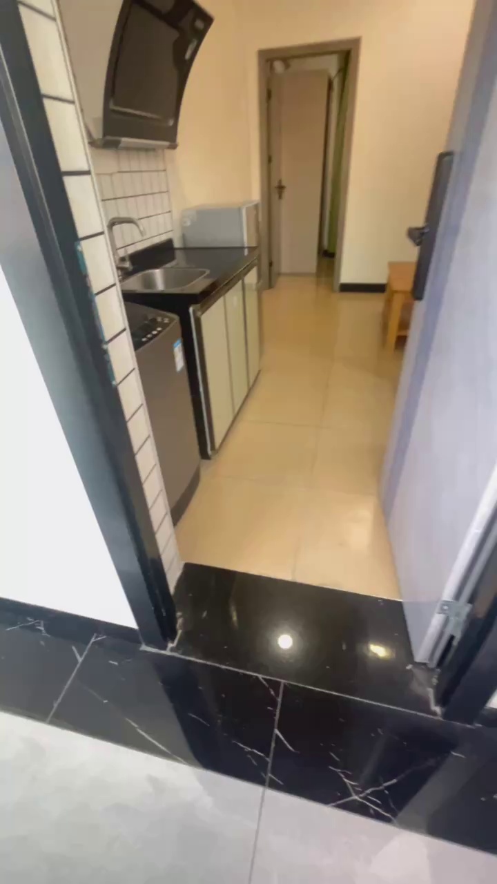 地铁口一房一厅2楼1700，拎包入住