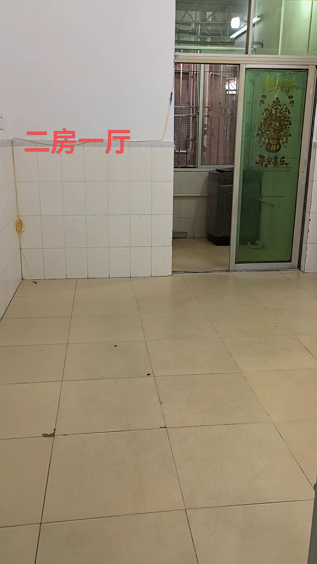 房租2100西门街大路边， 2房1厅1楼有2台空调，洗衣机带阳台