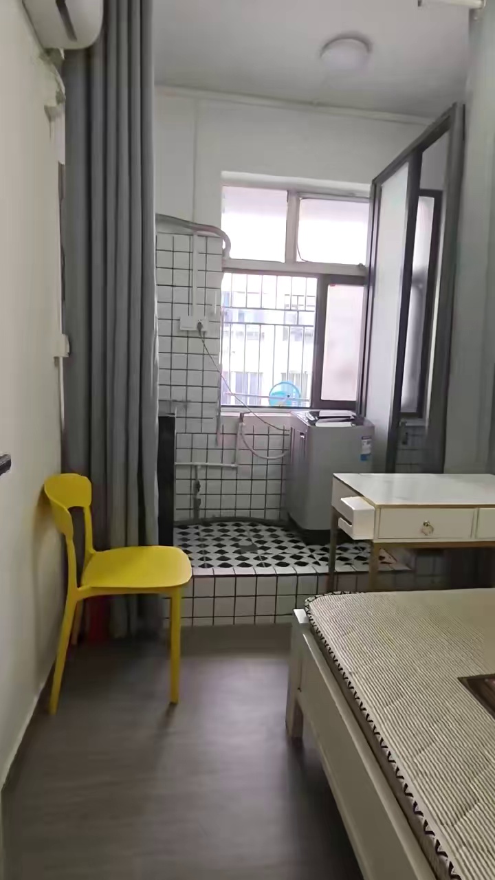 【科学馆 巴登街 红岭南 厨卫单间】 租金:1680【性价比高】 家具:空调，热水器，床，洗衣机 地址:东园新村7楼04F 适住:科学馆，南园路，1.9.11号沿线