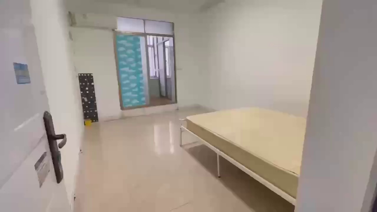 转租【城市广场 巴登 东园 厨卫大单间】 租金:2600 配置:空调，热水器，床 地址:东园新村1楼 适住:爱华，科学馆，巴登村，红岭