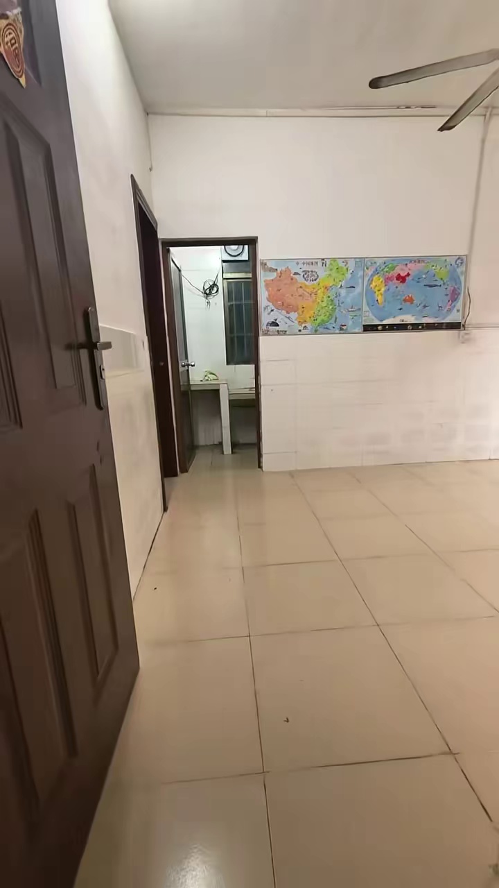 海滨新村 电梯两房一厅2150 带阳台