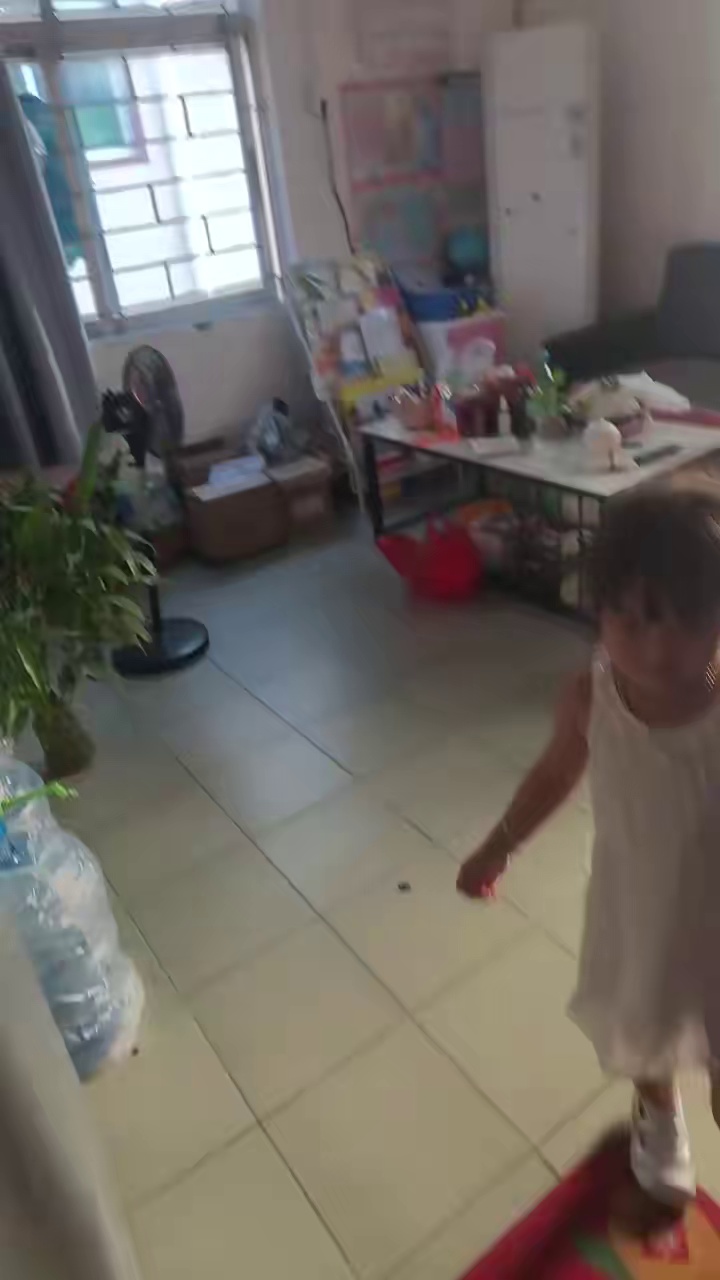1300松岗东方小学附近三房一厅，步梯4楼，有中介费