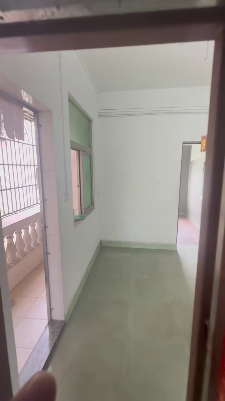 松岗东方小学 空大两房一厅带阳台 1200 2楼 押一 带燃气