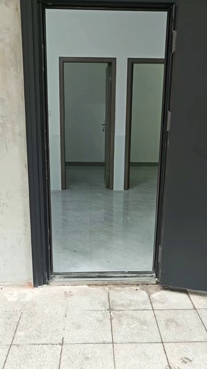 龙胜新村二区，一楼两房一厅，配了家具家电，租金2600