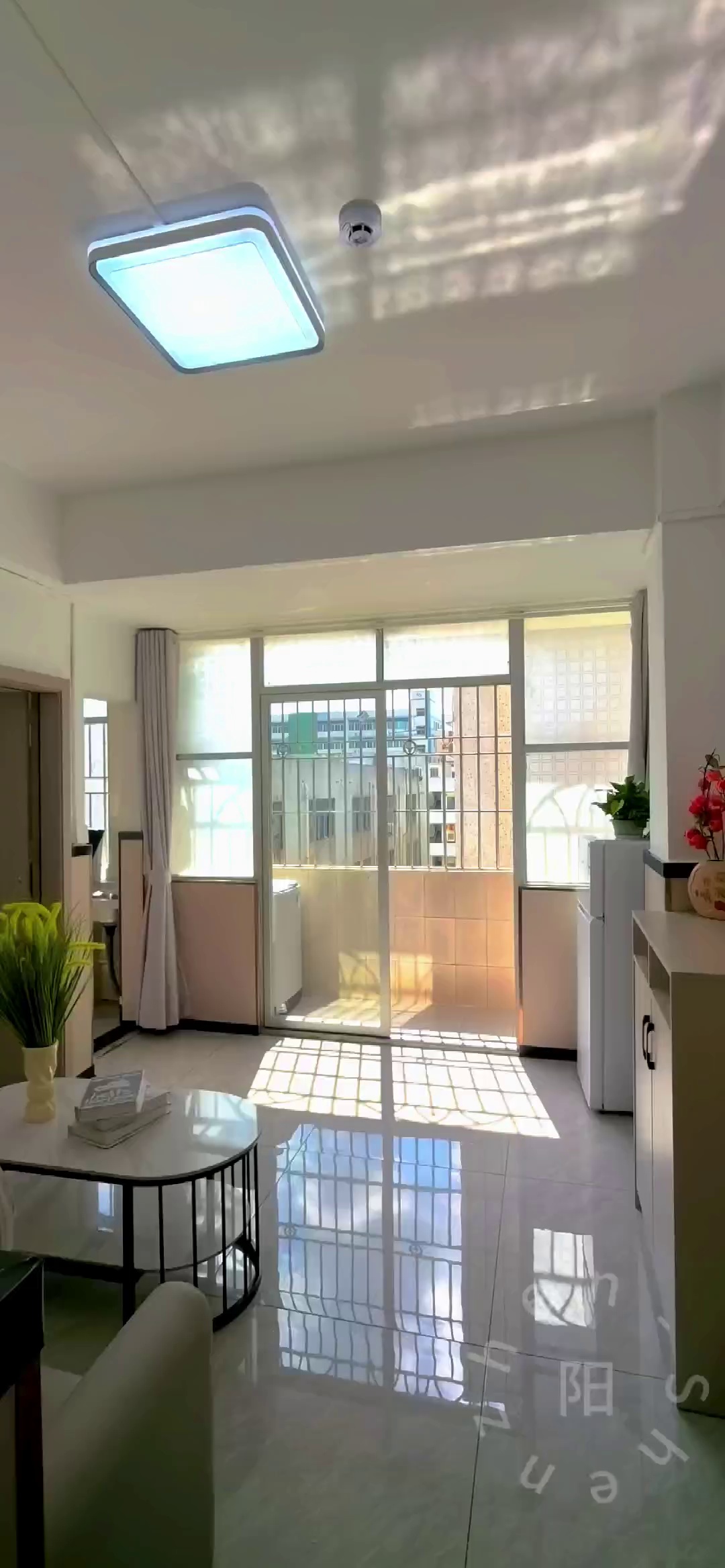 【地址】：鸿宇大厦 三联公园 【房型】：阳台大一房 【价格】：2080 【装修】：精装修 【说明】：实拍大阳台 采光通风 带燃气 户型方正周围环境安静