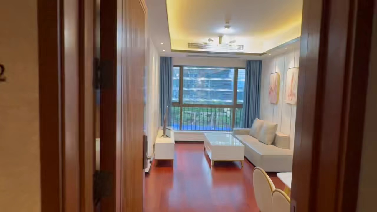 现场实拍，龙光玖钻2B402已经空出，97平三房两厅两卫，看花园安静舒适，看房方便有密码，收佣 邓先生