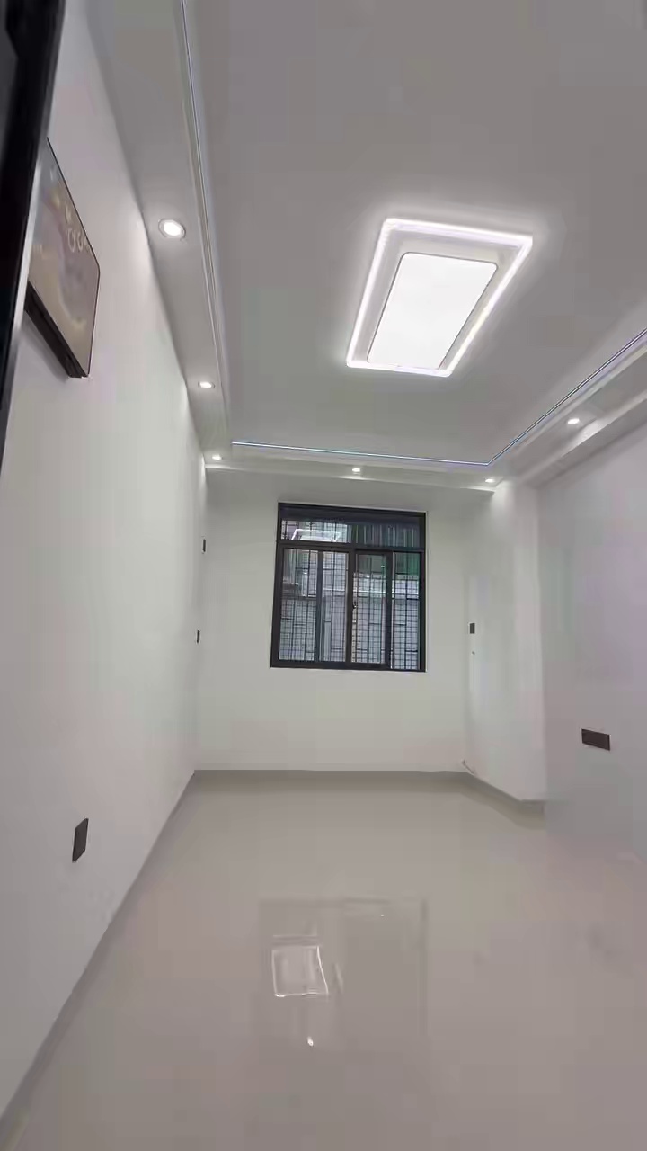 福田核心区 围面村109栋602， 永久产权！永久产权！永久产权 气，电是独立，可租3500 路边第一排 梅景地铁口300米 大一房一厅 48平米一口价69.8万