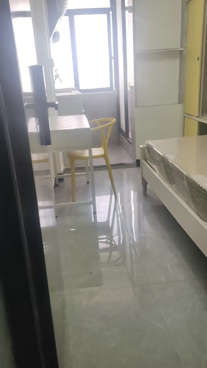 1号线白石洲地铁站5分钟附近明珠花园1单元501-2，大单间精装修，稀缺户型！干湿分离，蹲坑，可做饭，采光通风好，家私家电齐全，拎包入住！仅租一千多！近后海，高新园，深大，科苑，华侨城，创意园，世界之窗！随时看房白石洲白石洲租房白石洲转租世界之窗租房世界之窗转租世界之窗高新园转租深大转租桃园转租大新