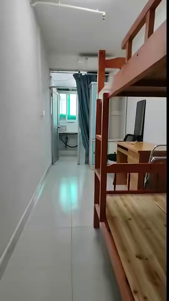 【南园路 飞扬 爱华 厨卫单间】 租金:1500 家具:空调，热水器，床 地址:上步中学8楼03F 适住:南园路，爱华，飞扬，7.11号线
