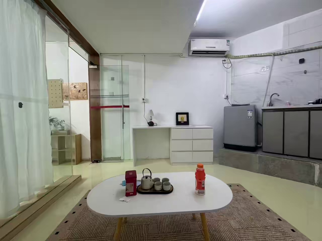 【南园路 飞扬 爱华 赛格 厨卫1房1厅】 租金:2860 家具:空调，热水器，床 地址:飞扬附近8楼 适住:华南北，飞扬，赛格，7号线