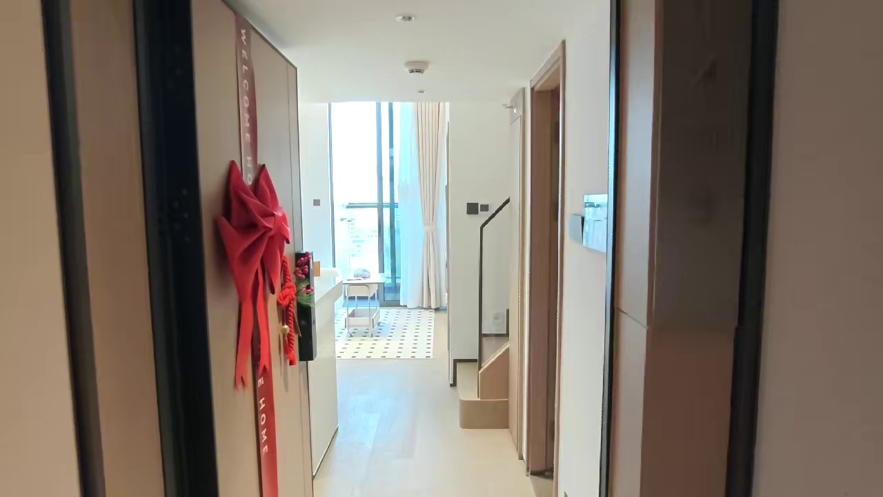 南山柏悦湾商务公寓｜已配齐｜42平三房一厅一卫 141409｜高楼层，采光通透 复式loft格局，小面积做出三房，很适合居住，空间利用率高 9号线南油西站地铁上盖，出行通勤便利，周边来福士、海岸城商圈很近，吃喝购物方便 公寓精装，收纳空间充足，可配家私家电，拎包即可入住 小区配套完善，会所、商业齐全