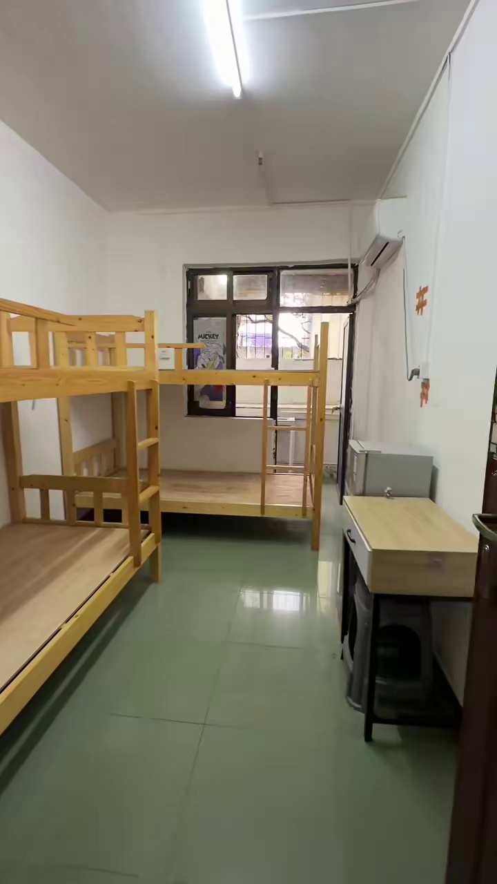 【华路 汉国 世纪汇 厨卫大单间】 租金:2300【4人好住】 家具:空调，热水器，床，洗衣机 地址:福星北2楼01C 适住:华南北，福明路，1.11号沿线