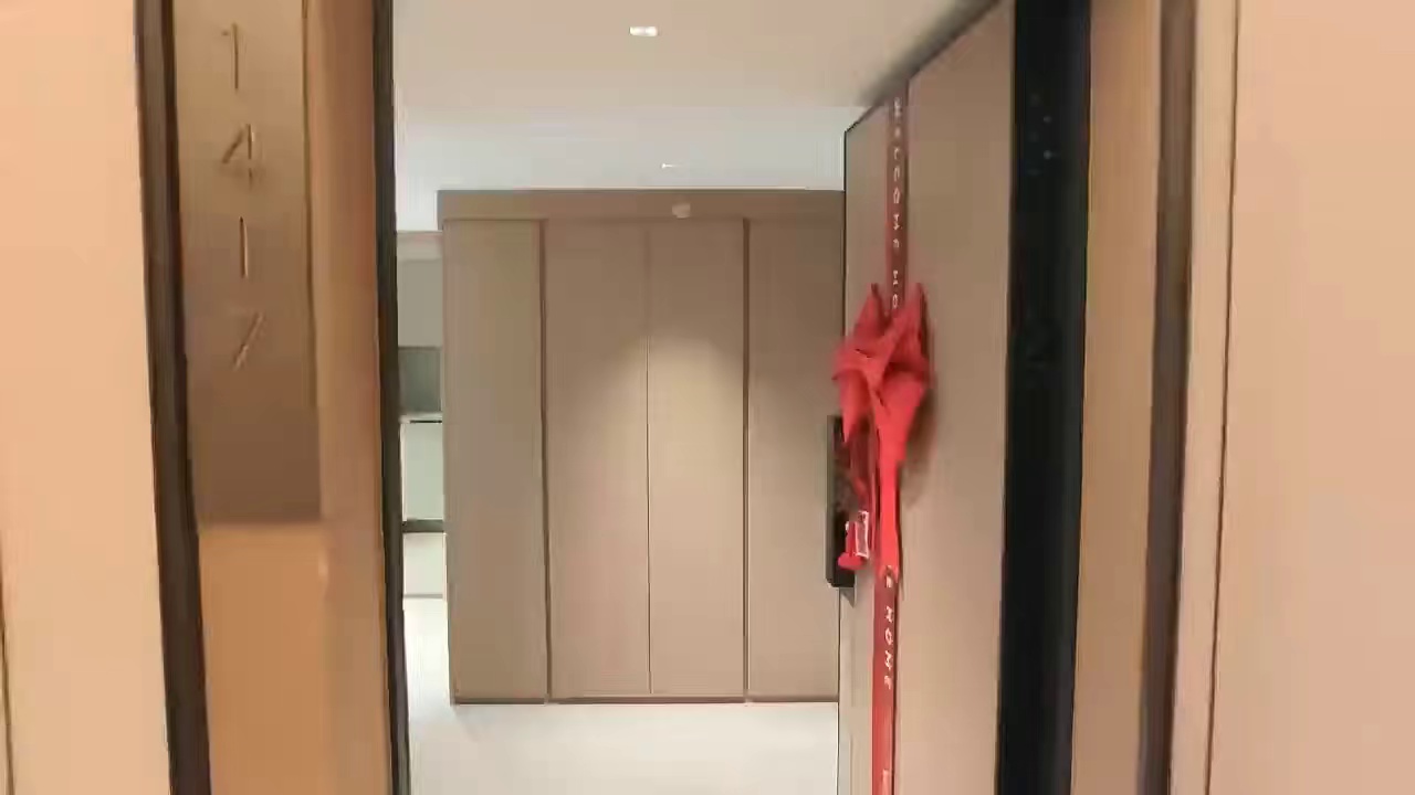 南油柏悦湾商务公寓｜59平两房一厅一卫 141417｜高楼层，采光通透 复式loft格局，很适合居住，空间利用率高 9号线南油西站地铁上盖，出行通勤便利，周边来福士、海岸城商圈很近，吃喝购物方便 公寓精装，收纳空间充足，可配家私家电，拎包即可入住 小区配套完善，会所、商业齐全，物业管理到位 南山核心