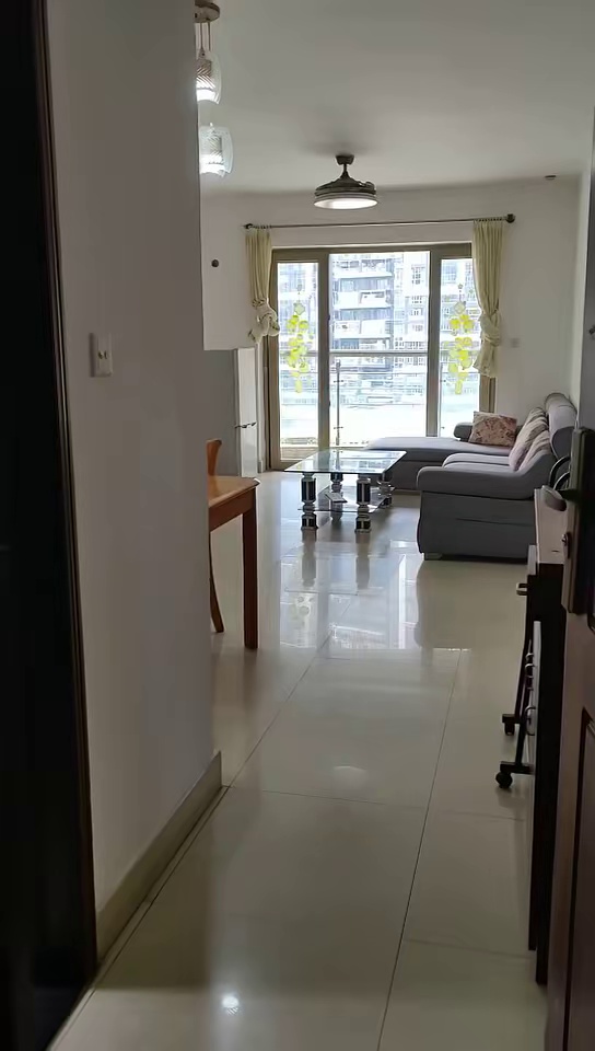 最新空出，宝安中心丽晶国际3栋2单元7E 大两房出租，客厅出阳台部分家私，随时看房，租金6800