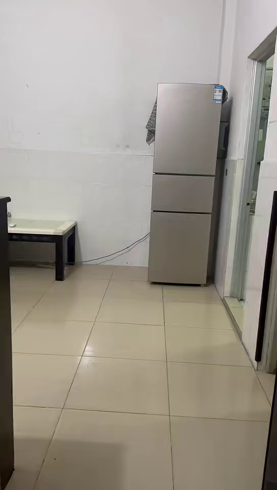 沙龙路边上四楼一房一厅带家电，有阳台，光线好，只租1600 +30卫生费。