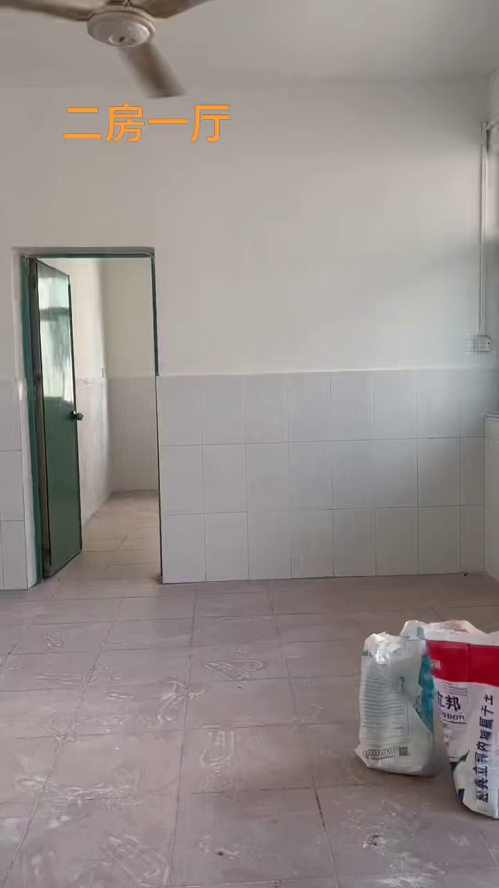 房租1900。和兴街大路边， 2房1厅带阳台，光线好。