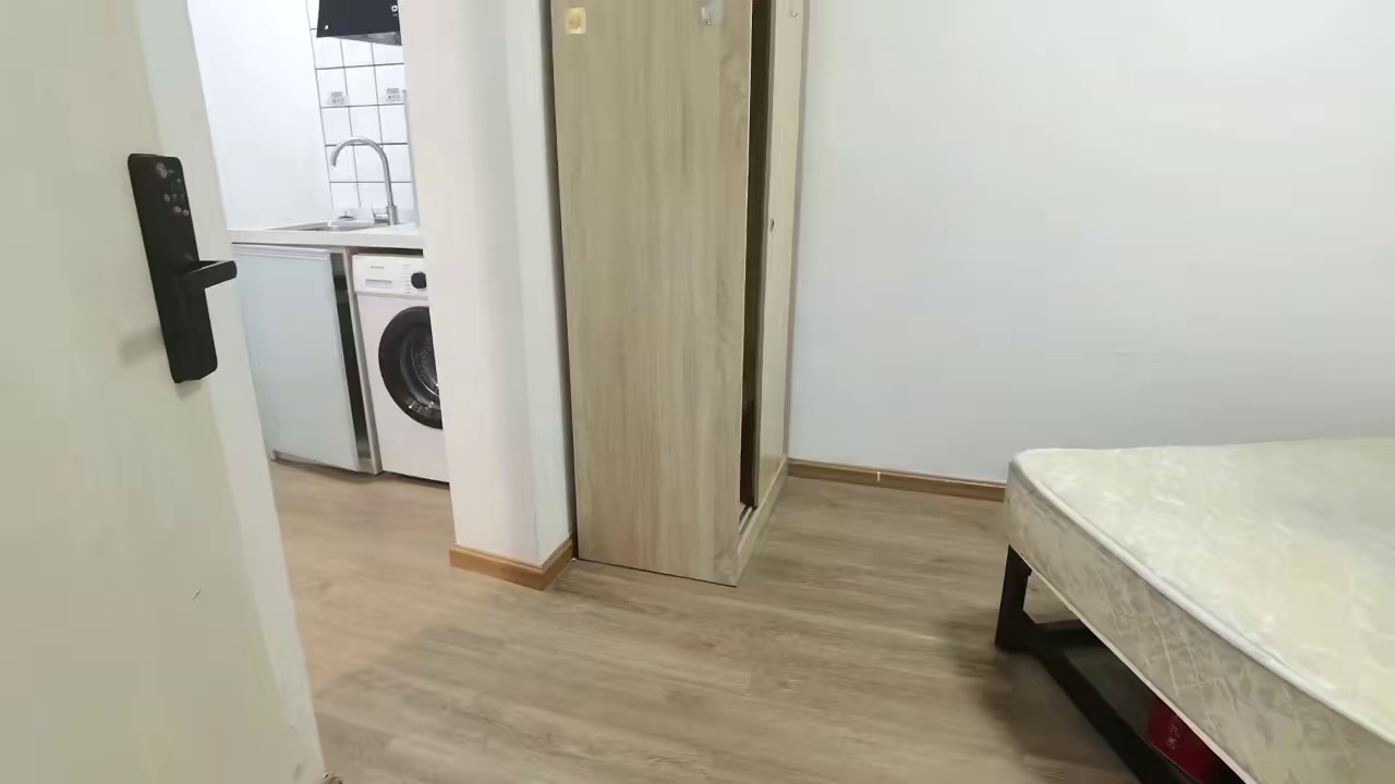【华南 福华路 八院 汉国 电梯1房1厅】 租金:1800【特价秒杀】 家具:空调，热水器，洗衣机，床 地址:福华路电梯7楼01 适住:华南北，福华路，1.7号线