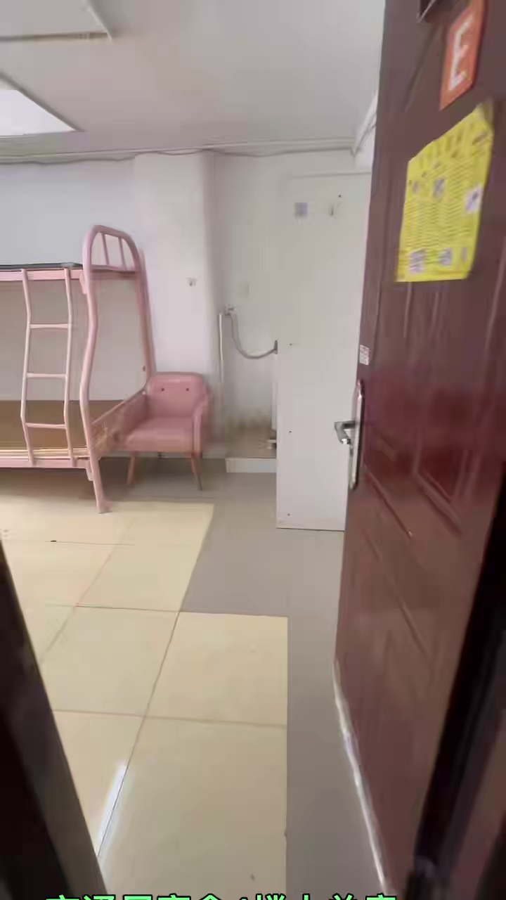 【华南 赛格 中医院 电梯厨卫单间】 租金:2500 配置:空调，热水器，床，衣柜 地址:交通局宿舍电梯4楼01E 适住:华南北 飞扬 赤尾，1.7.11号线