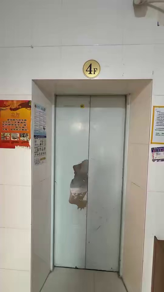 高坳电梯一房一厅 1300，厨卫分离通燃气，压一付一
