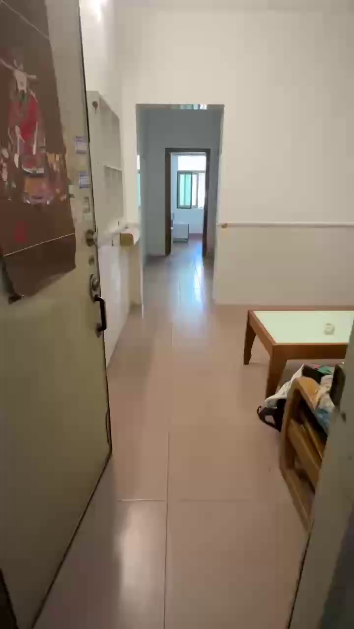 直接业主 源丰酒店附近 大一房一厅租金1700，家私家电齐全 带有天然气