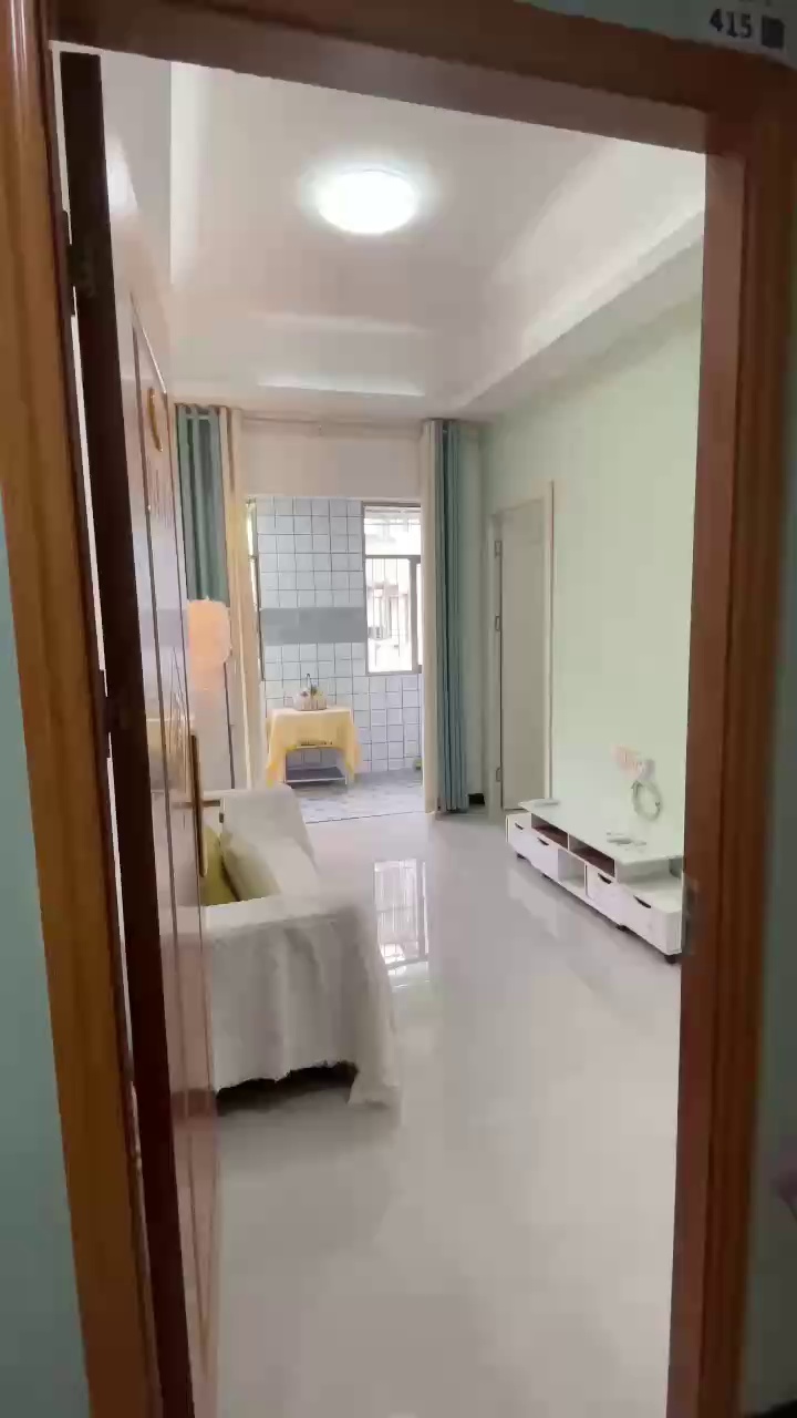 龙城广场，南联双地铁站，远洋新干线旁，带露台二房一厅，价格美丽