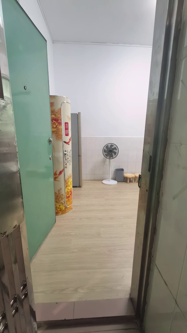 转租 新洲祠堂村，电梯七楼一房一厅，采光无遮挡，租3400