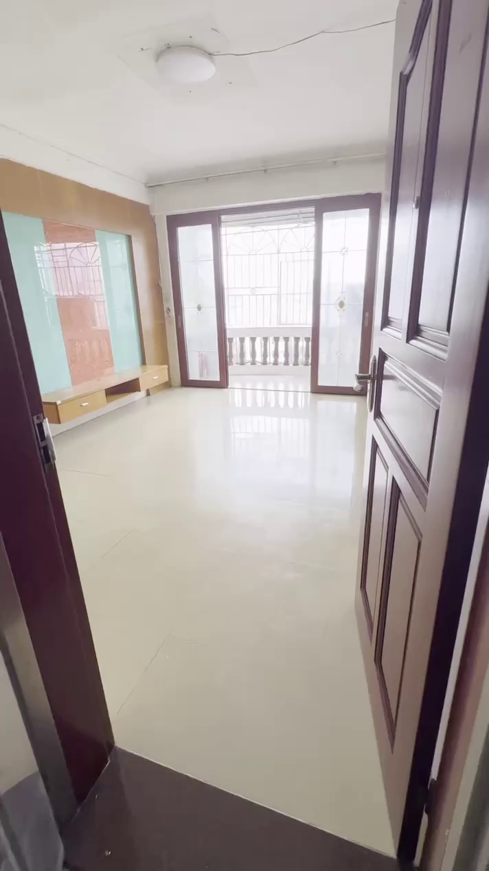 出租华龙新村b602，大三房两厅带阳台双卫，楼上钥匙在手
