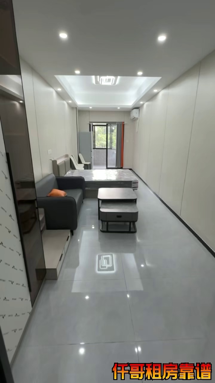 溪头地铁口 ：精装超大单间带阳台 ：1800