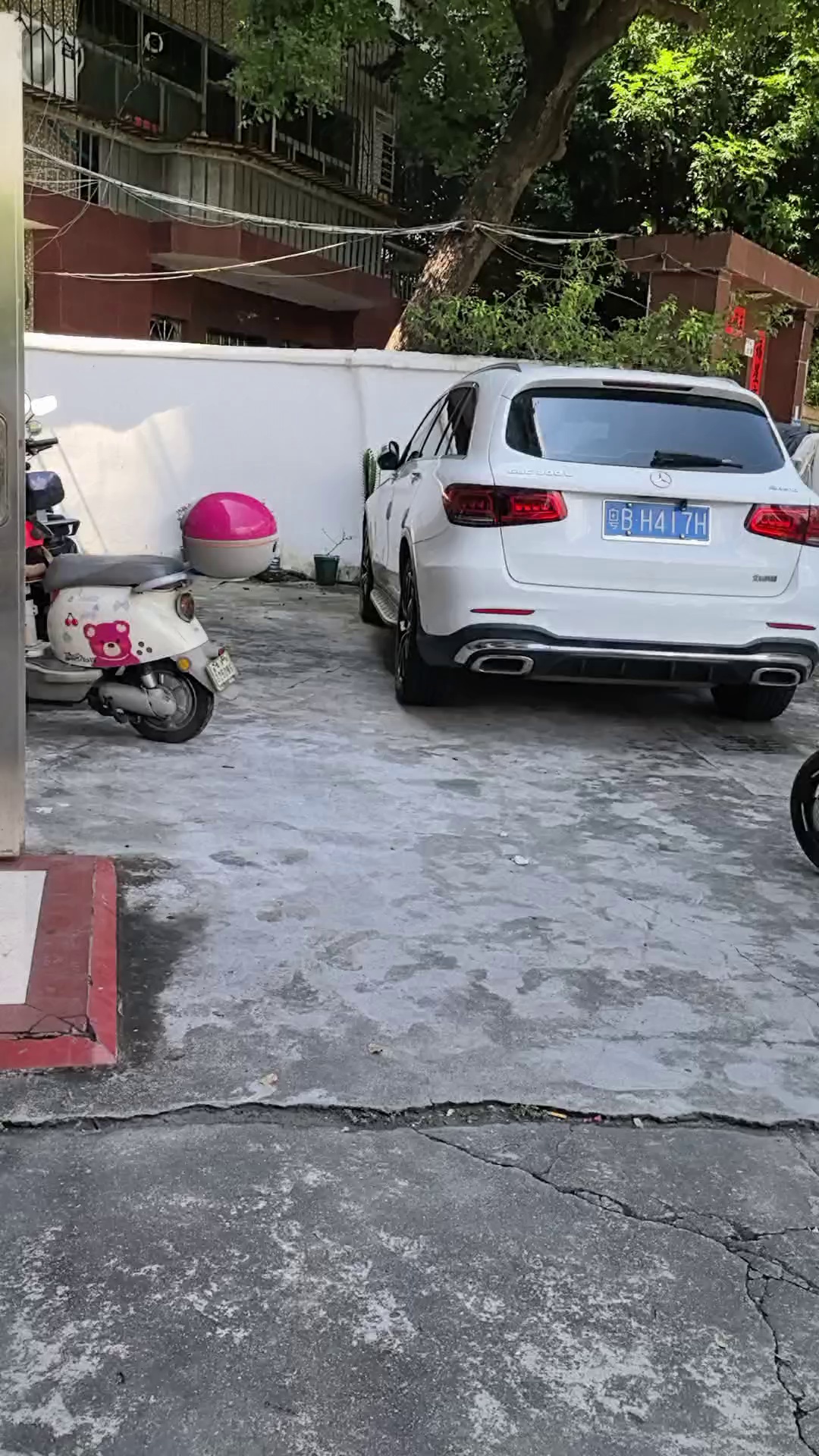 房租2600。大坪路龙岭中小学旁边， 2房1厅，带空调热水器冰箱。有天然气带院子。