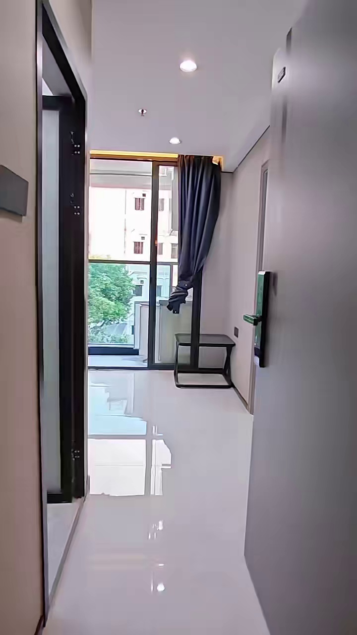 钟屋，豪华一房一厅，带阳台，首次出租，2380