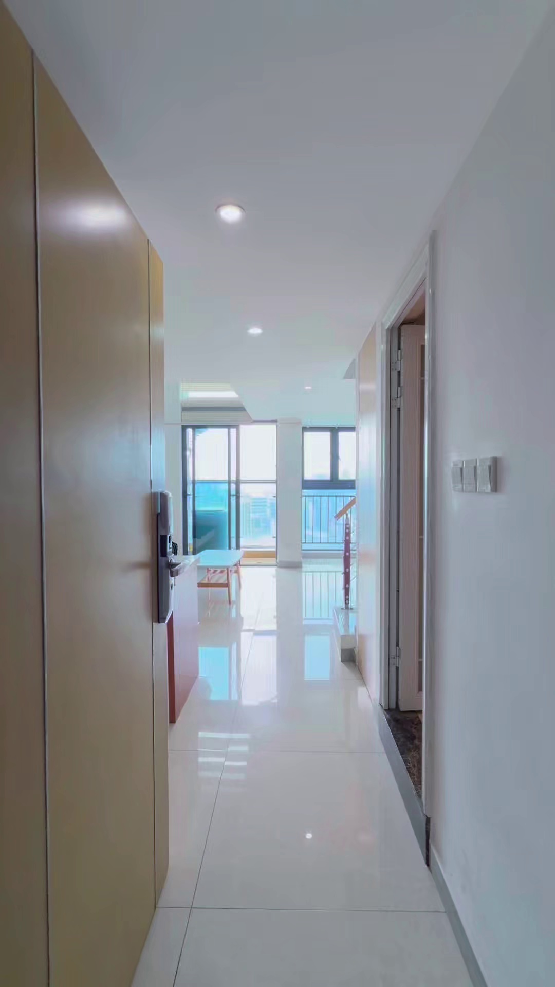 钟表基地 两房两厅两卫，拎包入住 阳台看湖，只租2300（停车位充足）