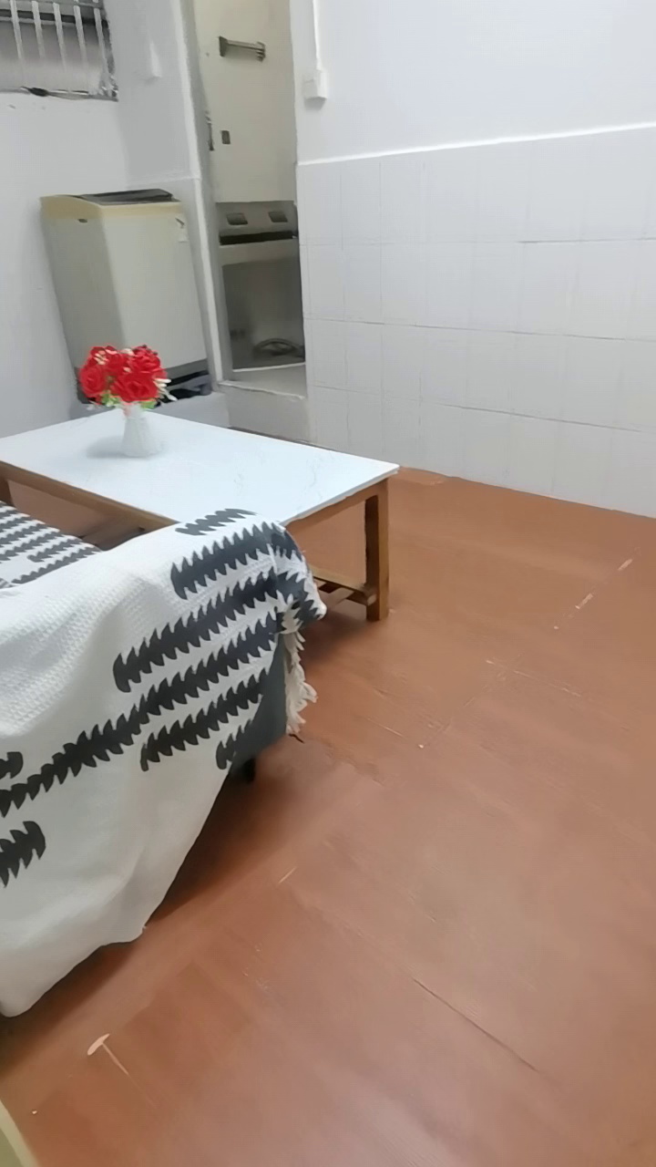 上沙龙秋村二楼一房一厅2500