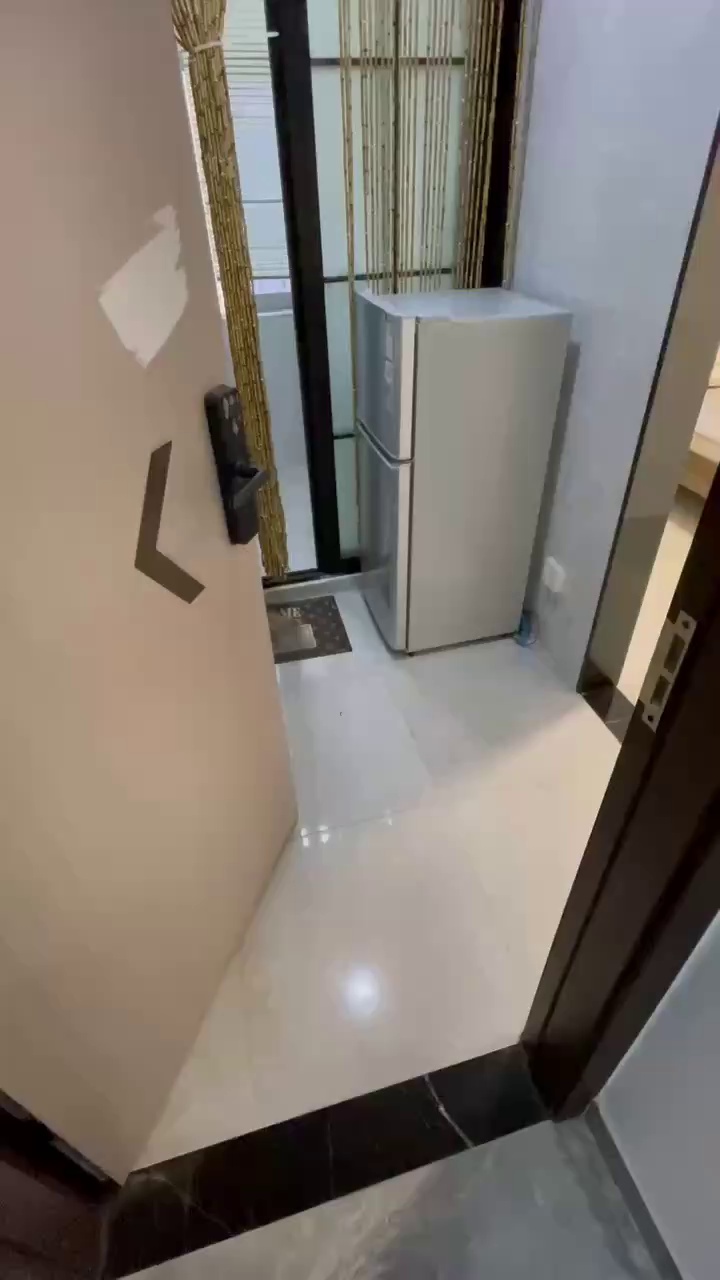 南山书城地铁站，精装大单间2700