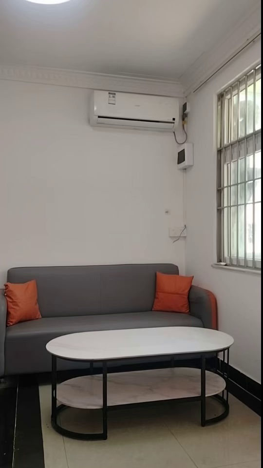 京基百纳附近，独用露台一房一厅，送阁楼，拎包入住，民水电真实房源 随时看房拎包入住 采光好