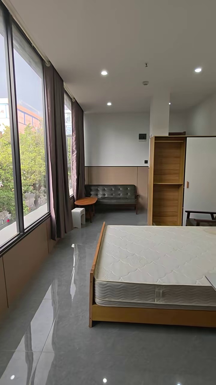 【华北 茂业 远望 曼哈 厨卫大单间】 租金:3580【可住歪果仁】 家具:如视频（实拍） 地址:嘉年大院2楼51 适住:华北，茂业，君尚，2/3/7号线