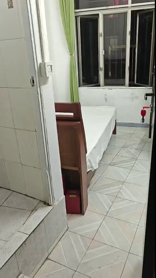 华南，医疗小区7楼单间，特价1300