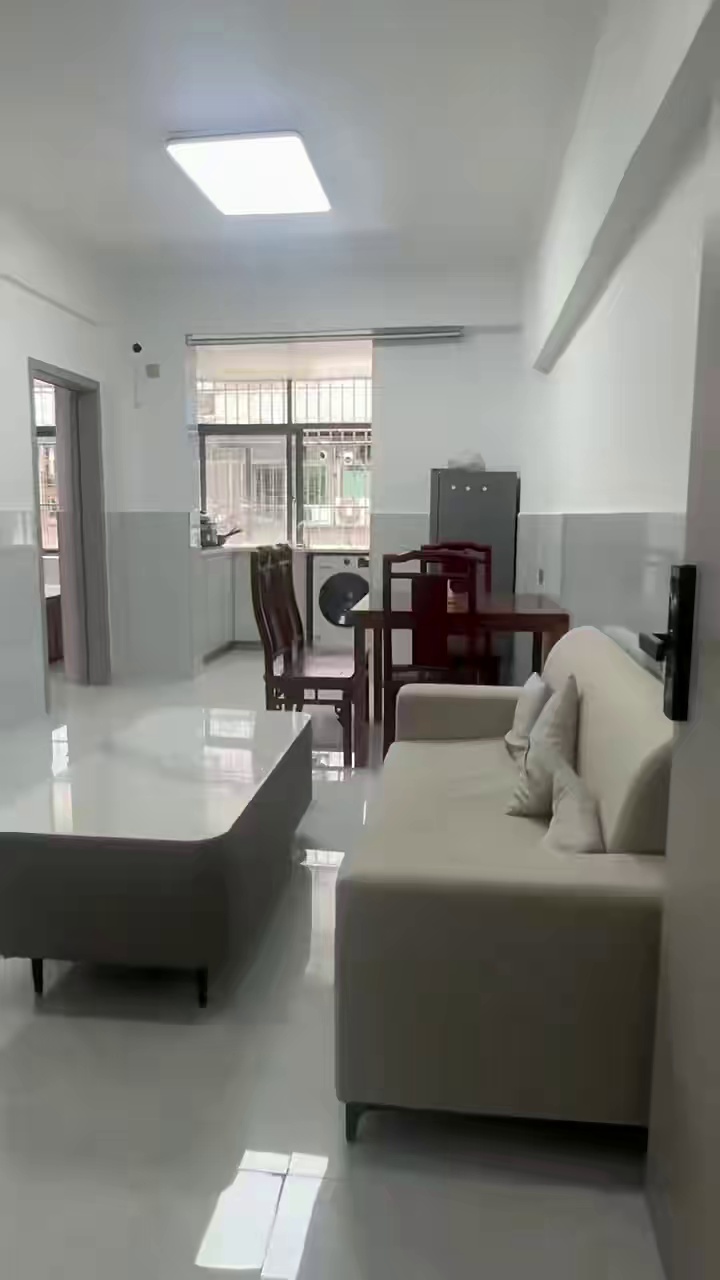 万众生活村，精装两房出租3200，二楼，有需要随时看房