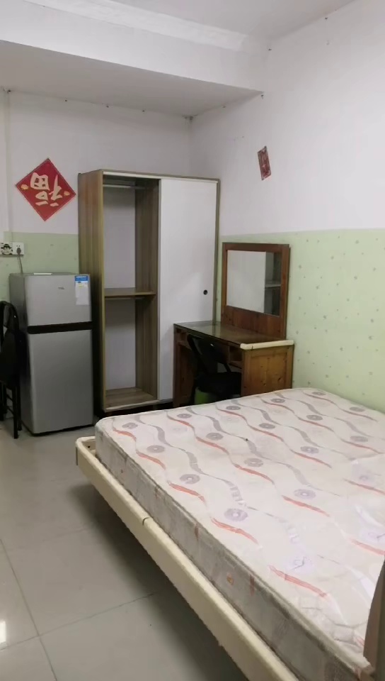 出租华龙新村126-202-A03，大套间，拎包入住，全齐，仅租1100，随时看房！