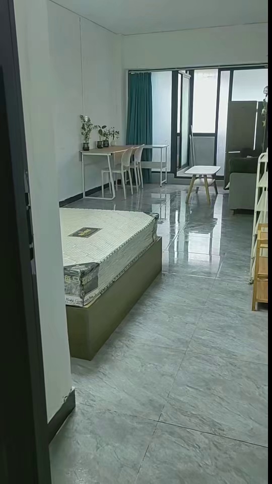 四海站地铁口 精装超大开间特价2800