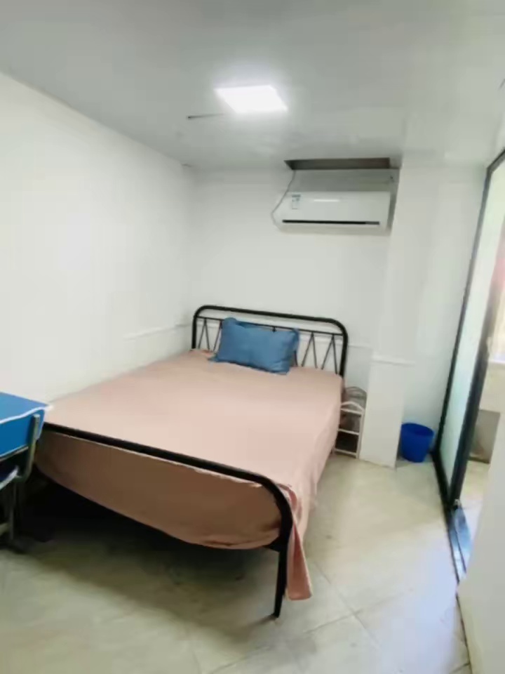 登良南油双地铁口，楼梯6楼单间1580 周边：深圳人才公园，后海海岸城，阿里巴巴，深圳湾，蛇口沃尔玛，南油服装批发市场