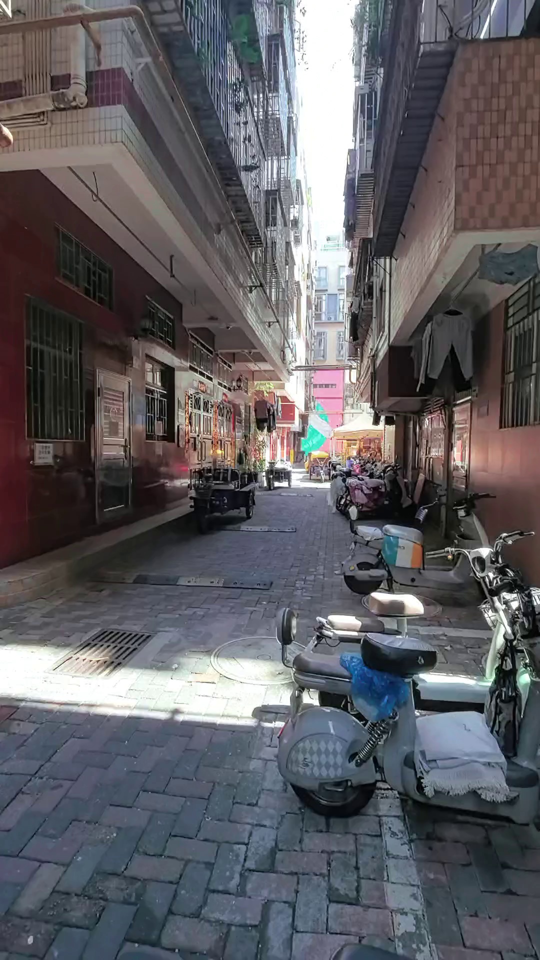 祠堂村1楼大单间可住6人，租2580/月。