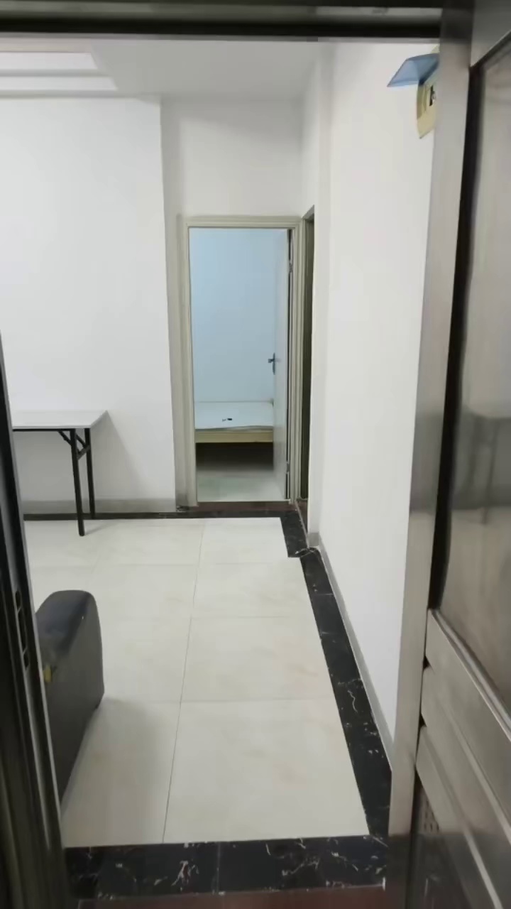 长龙下水径双地铁口布吉新三村西区（胡）401房，新装修二房二厅月租2380，拎包入住