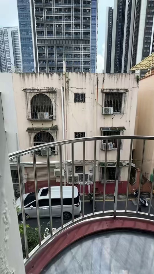 龙华壹城中心附近，带阳台一房一厅2500