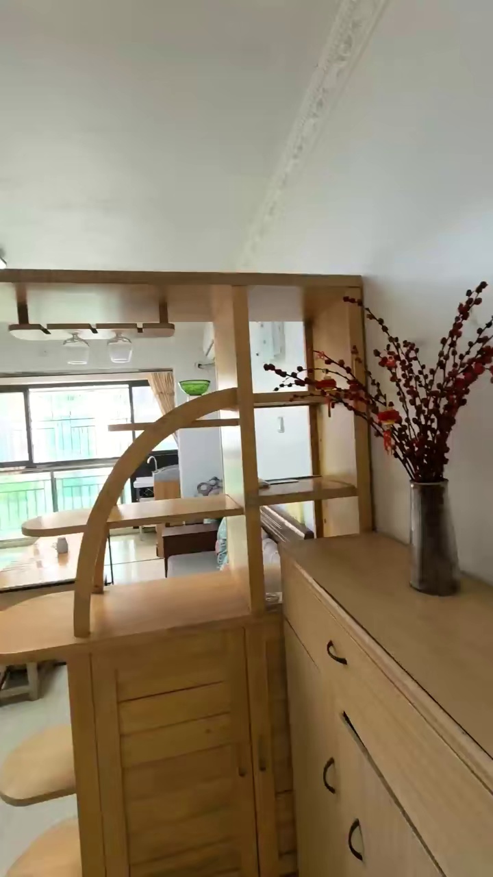 大学城地铁口，小区大两房两厅（2+1）户型，拎包入住，优惠出租