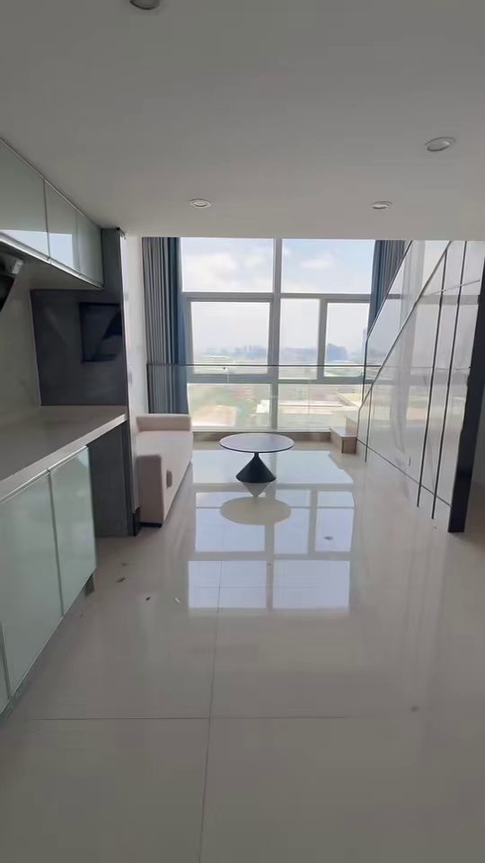 龙华油松富驰大厦 落地窗LOFT一房一厅3000好停车?