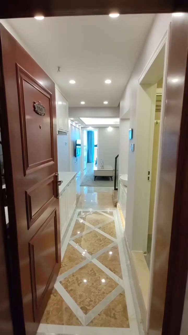 华讯中心房东直租三房一厅两卫 51平全屋定制精品家私家电拎包入住 地理位置：红岭地铁站H出口、京基100旁边、核心商圈、居家工作室首选！