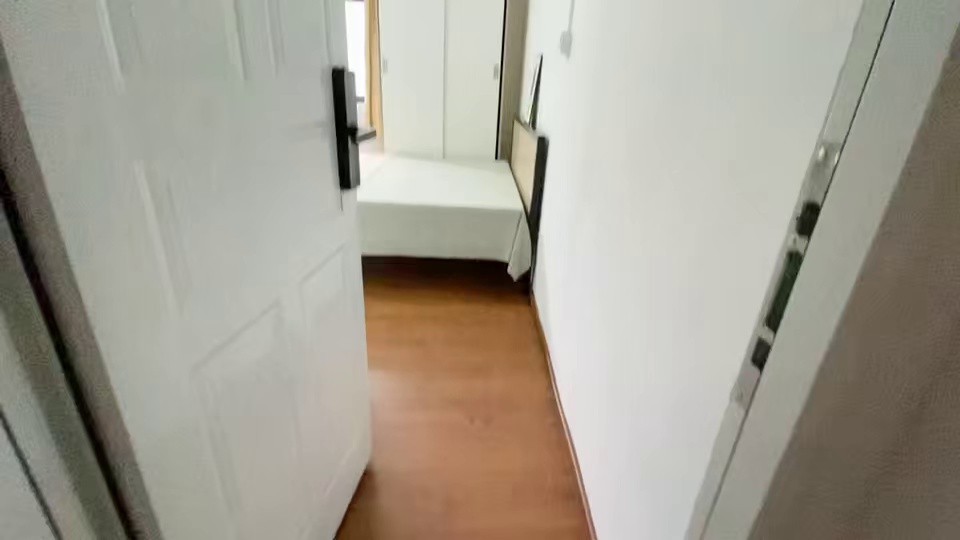 南山区莲城花园 舒适单间，拎包入住！ 邻近山姆会员商店(前海店) 步行200米到12号线中山公园站 月租2000 ｜180/月包水网管理费