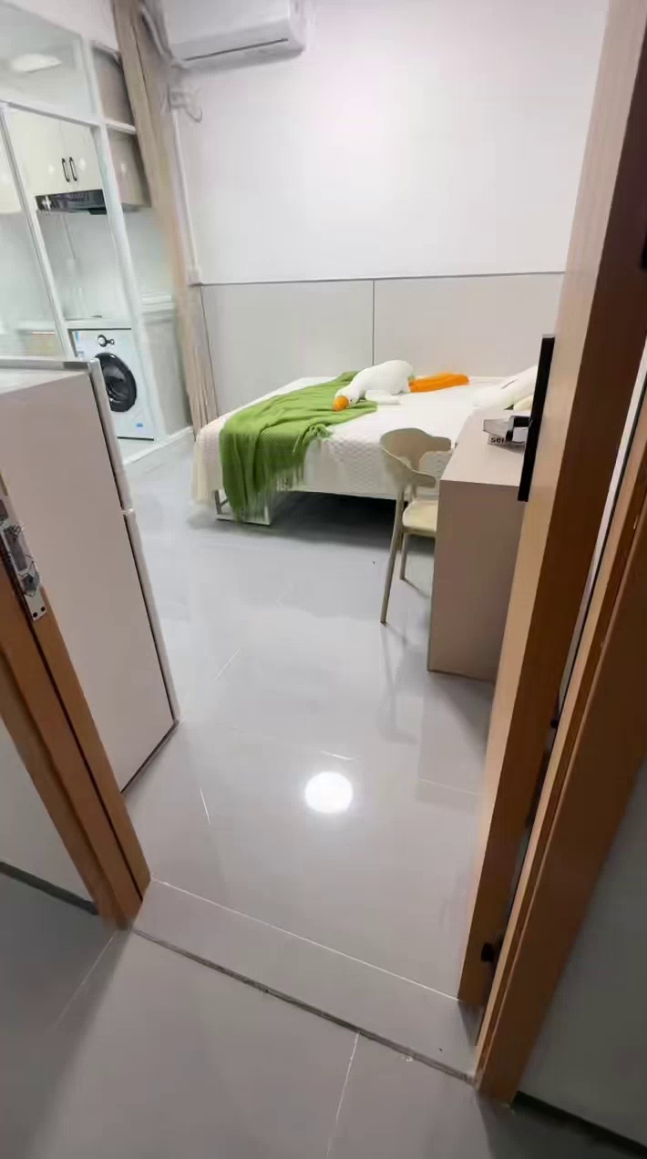 双拥，地铁口400米。阳台大单间1480