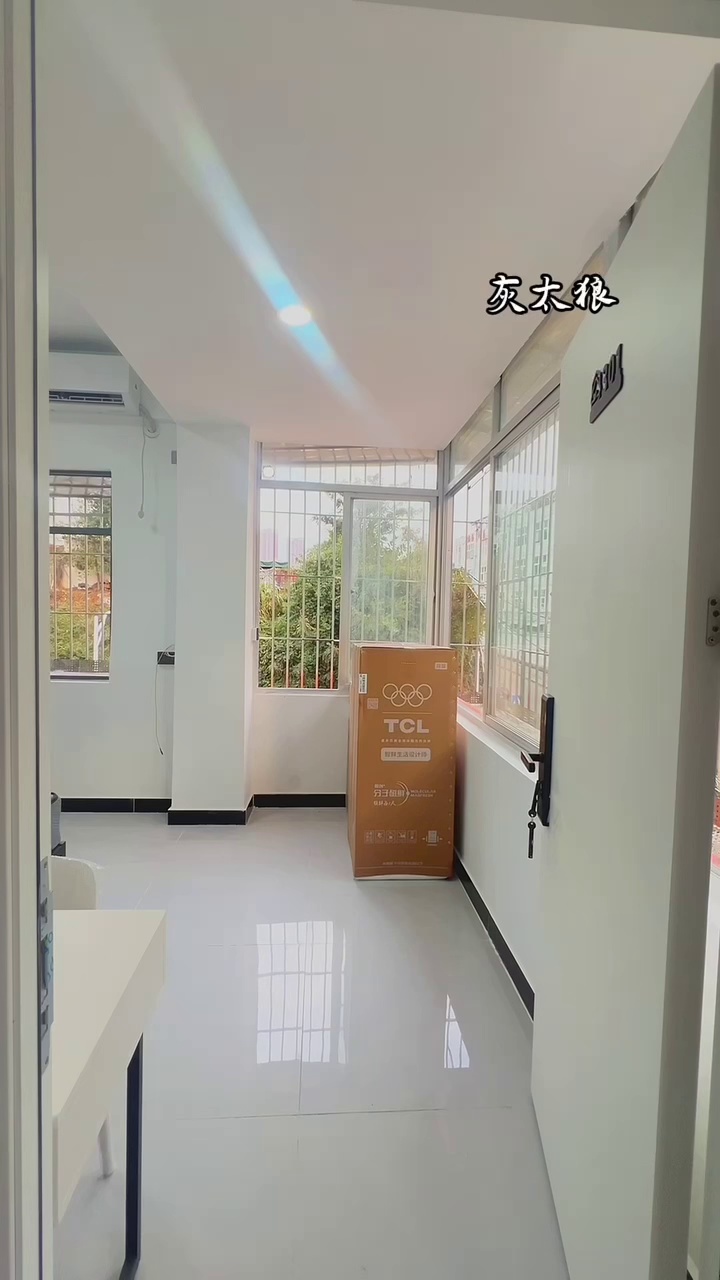 【地铁】：1 ⃣4 ⃣号线六约北站 【户型】 ：大单间带飘窗 带燃气 【价格】：1480家电配齐 拎包入住