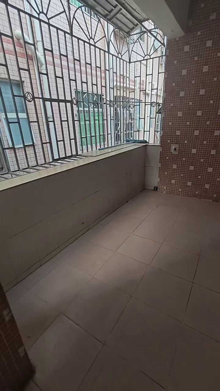 出租 上村地铁口 步梯三楼 二房一厅带超大阳台 月租1300